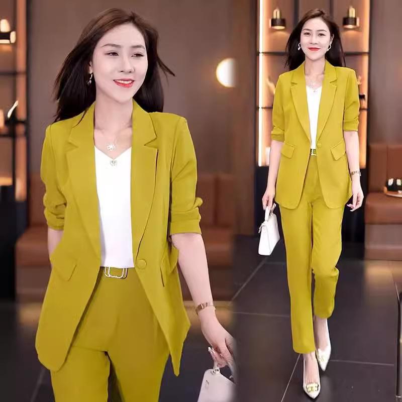 Moda autunnale femminile: Abito a tre pezzi casual slim-fit per un look professionale