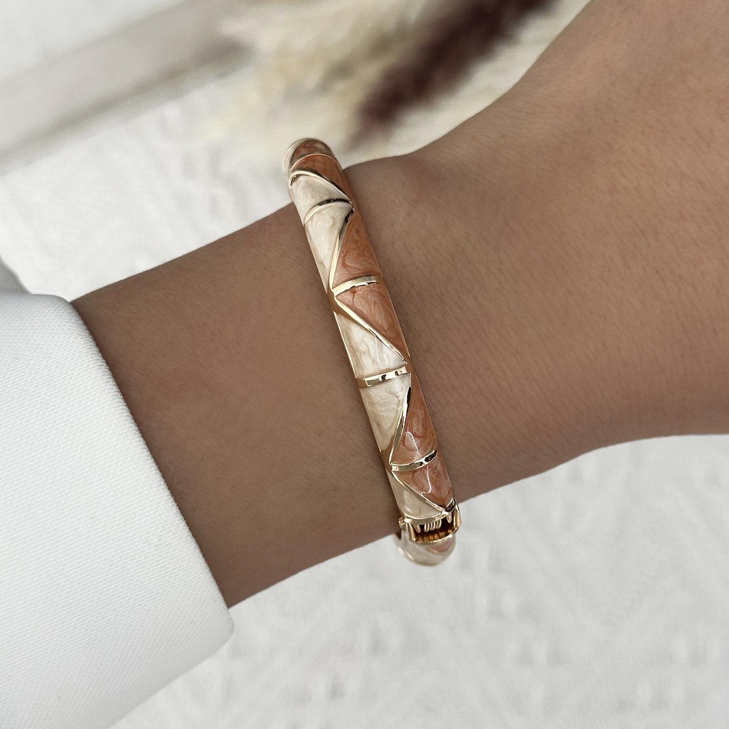 

Romantic Pink Enamel Dripping Oil Wave Cuff Bangles for Women Punk Exaggerated Wide Chunky Spring Bangle Charm Jewelry Gift