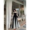 Französisches Chic Schwarz-Weiß Spaghettiträgerkleid mit Taillenbetonung und fließendem langem Rock für Damen