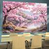 Tapisserie Lac aux Fleurs de Cerisier Style Asiatique 2D Arbre Sakura Rose Romantique Art Mural pour Décoration de Chambre Esthétique et Toile de Fond de Fête