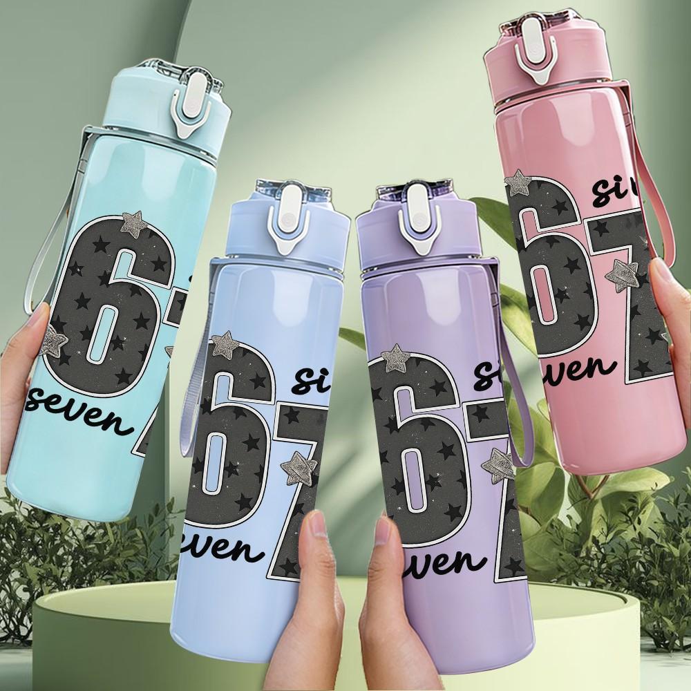 1PC Big 67 Number Retro Text Print 750ml Color Plastic Sports Water Bottle Leakproof Flip Straw Lid Suitable for Sports Office Home Use