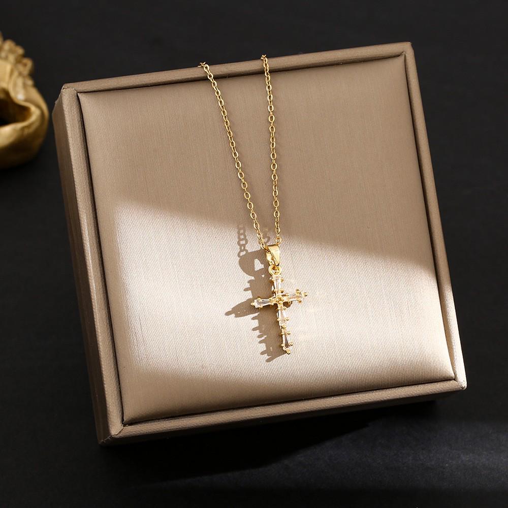 Elegant Korean Micro-Inlaid Titanium Necklace - Luxurious Women's Clavicle Chain, Non-Fading, Unique Minority Design.
