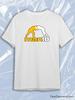 Manto Weißes Rundhals-Kurzarm-T-Shirt mit geteiltem Gelb-Schwarzem Umriss Wrestling-Kämpfer Logo