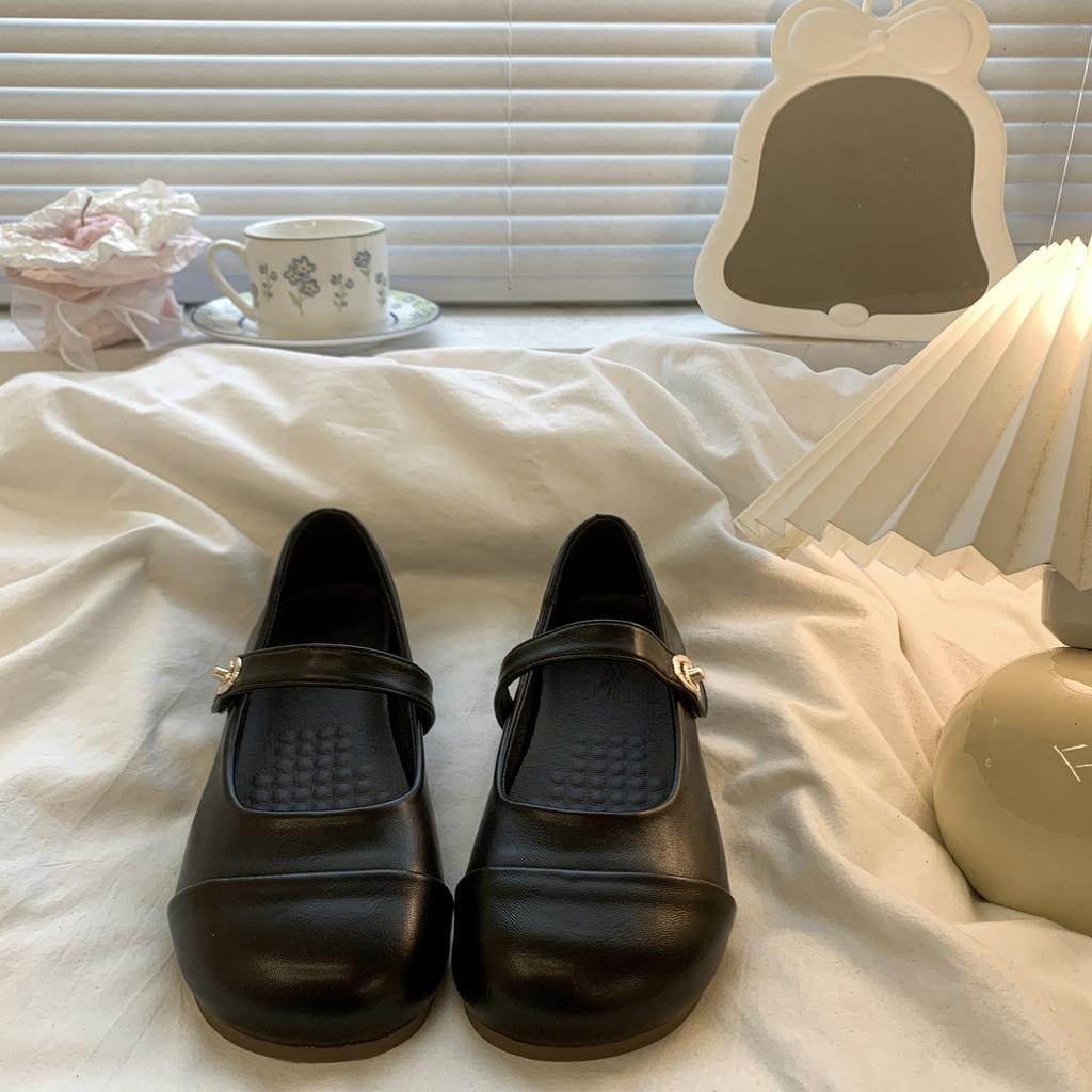 Flat round toe retro student versatile small leather shoes women's 2025 spring and summer new with skirt French Mary Jane single shoes