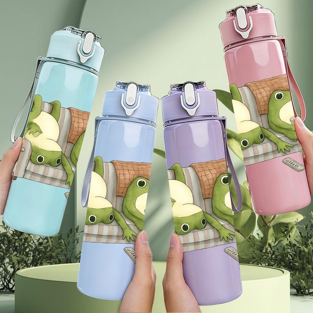 1PC Sofa Twin Relaxed Frogs 750ml Color Plastic Sports Water Bottle Leakproof Flip Straw Lid Suitable for Sports Office Home Use