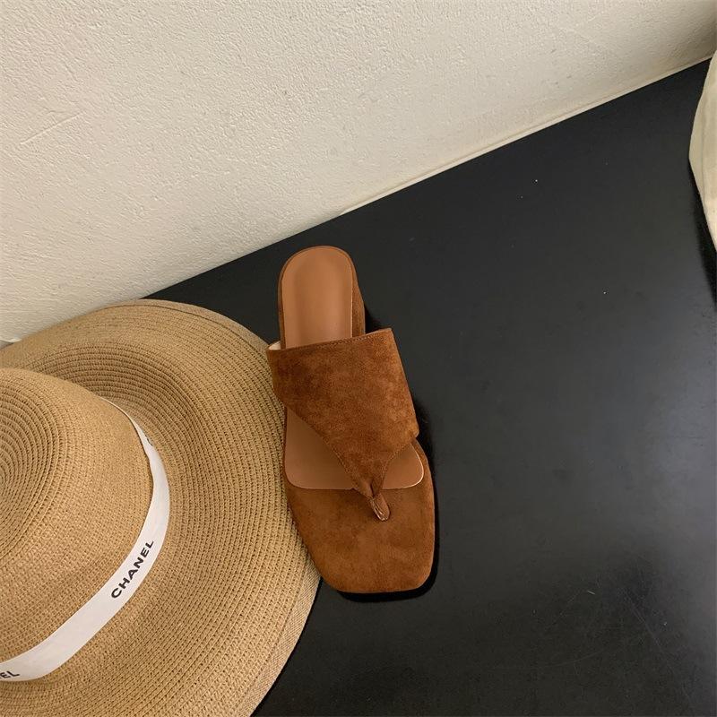 

Весной и осенью 2025 года новые шлепанцы на толстом каблуке и с перемычкой между пальцами. Французский ретро замшевый интернет-знаменитость носит высокий h 39 коричневый