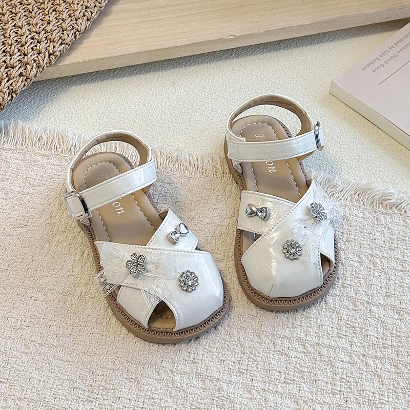 

Детские закрытые сандалии 2026 Летний новый стиль детских сандалий с бантами из страз и однотонным дизайном для маленьких девочек 23Inner Length14.5cm бежевый