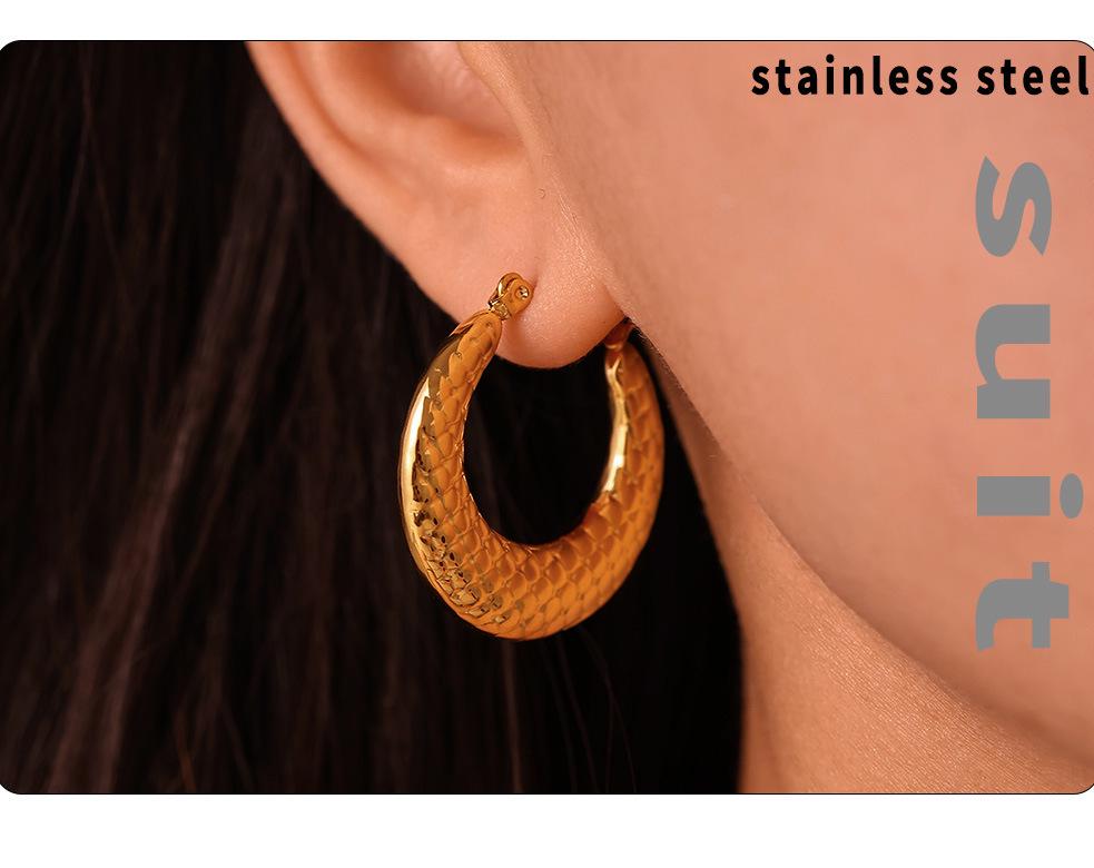 Qiong Yao 18k Gold-Plated Stainless Steel U-Shaped Earrings with Square Pattern - Elegant European & American Light Luxury Design