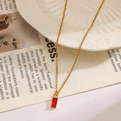 Collar Cuadrado de Circonita Roja de Alta Gama para Mujer en Acero Inoxidable de Titanio Chapado en Oro de 18 Quilates Resistente al Desgaste