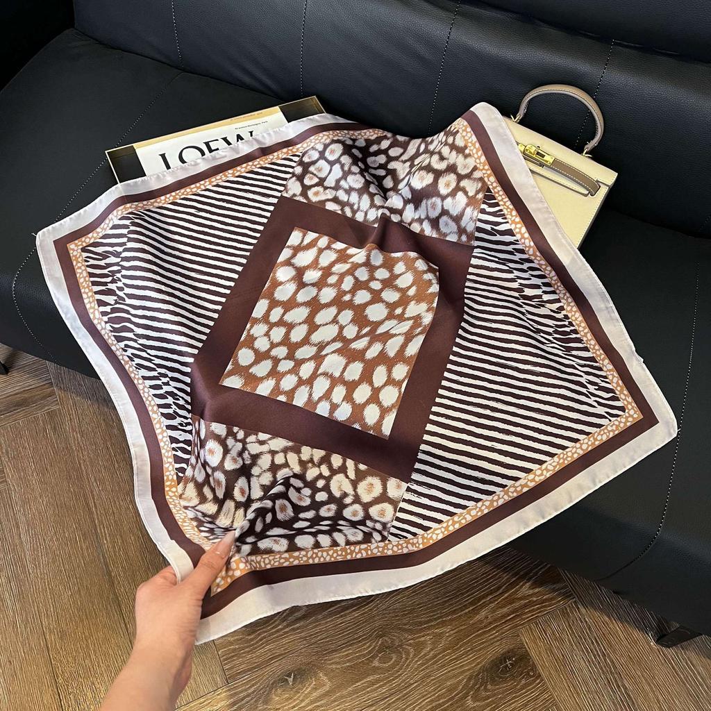 Simulated silk women's small square scarf, Korean cashew nut leopard print small silk scarf, headscarf, four-season scarf, professional scarf.