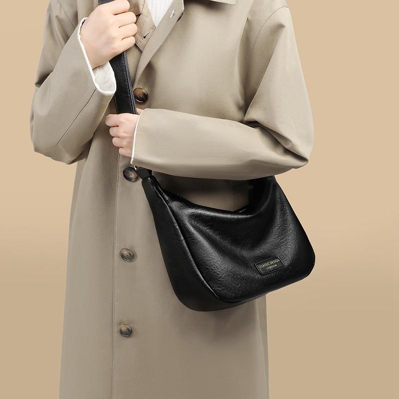 Simple and large-capacity bag women's spring new dumpling bag fashionable and versatile women's commuter messenger bag