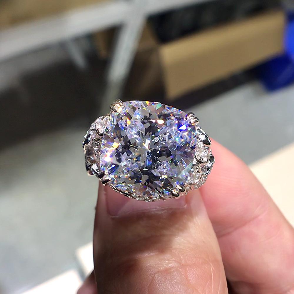Elegant Vintage Openwork Zircon Ring - Luxurious High-End Women's Jewelry