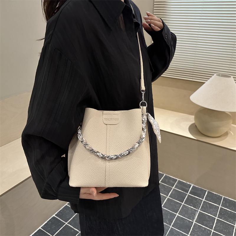 Commuter portable bucket bag women's new popular versatile shoulder bag simple commuter messenger bag