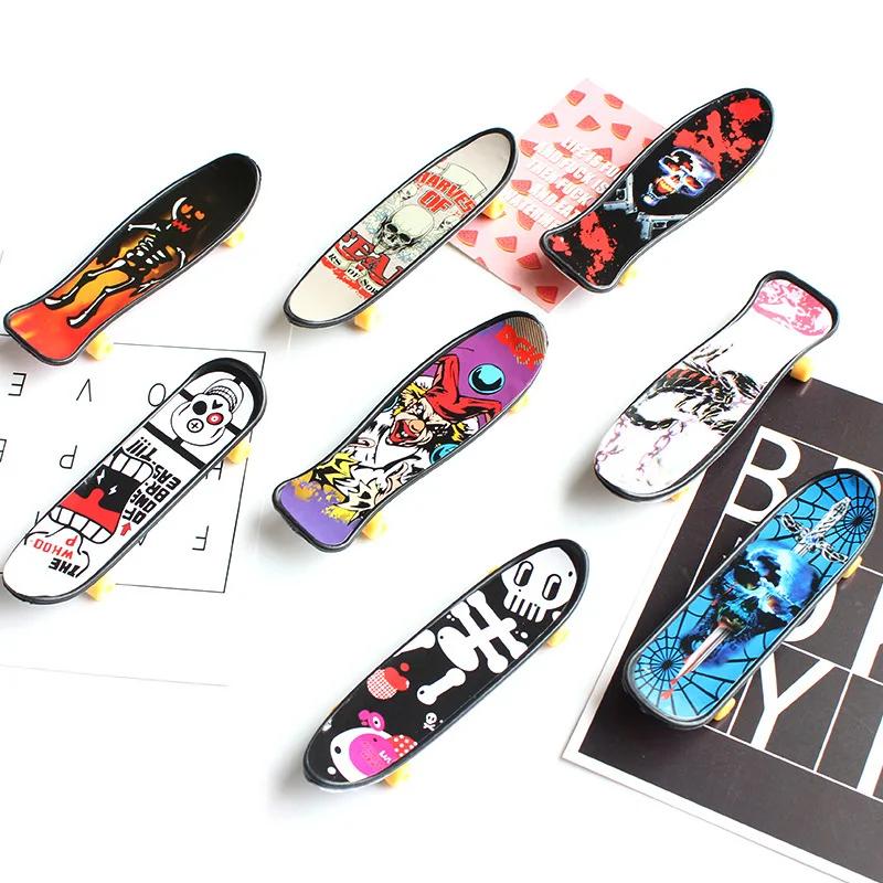 12/24/36 Pcs Mini Skateboard Toys Plastic Creative Fingertip Skateboard for Kid Birthday Party Favors Desktop Game Toys Gift Filler
