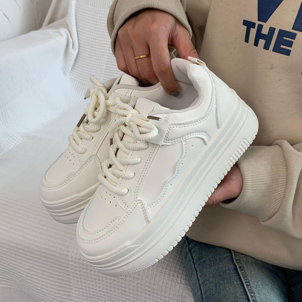 Great good-looking, comfortable, and versatile little white shoes 2025 spring and autumn sports shoes for girls, thick baseplate shoes for girls