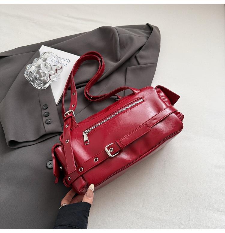 

High-end fashion commuter Boston bag women s 2025 summer new niche simple and versatile shoulder armpit bag красный