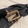Elegante bestickte Umhängetasche mit Kettenverschluss