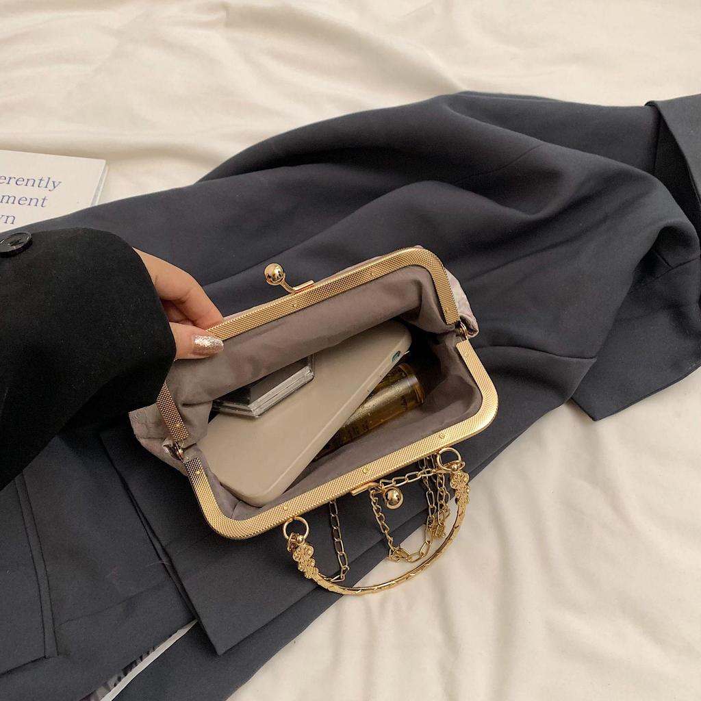Elegante bestickte Umhängetasche mit Kettenverschluss