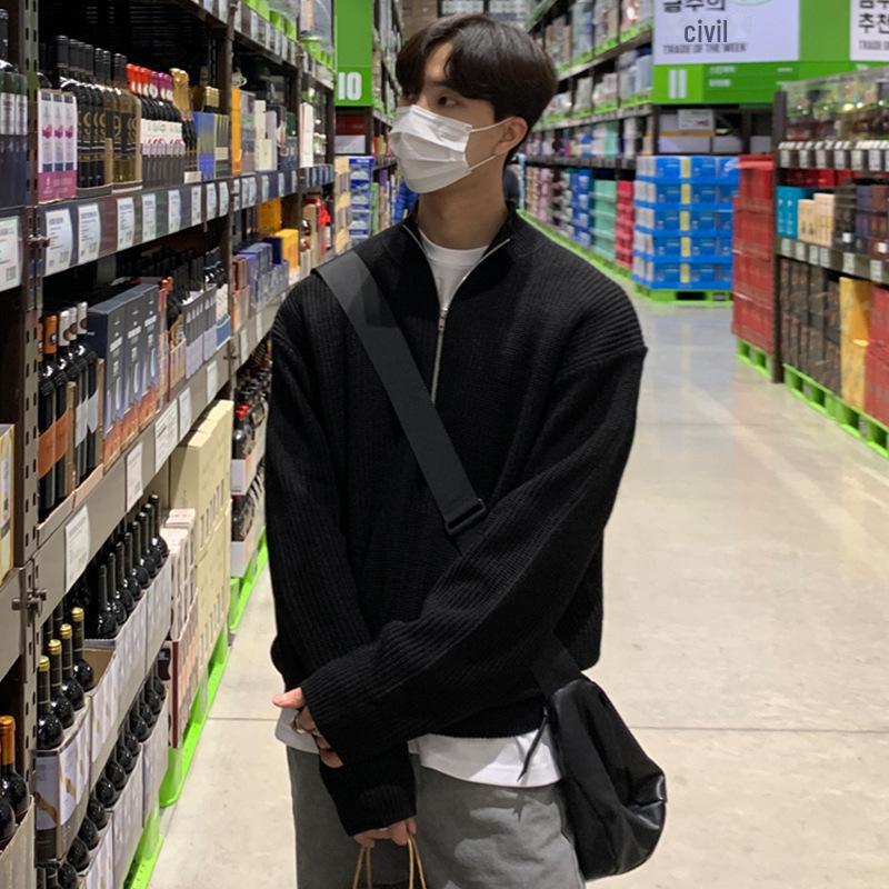 

Мужской кардиган в корейском стиле с застежкой-молнией на половину длины: Осенний тренд: красивый и универсальный вязаный свитер с воротником-стойкой. L чёрный