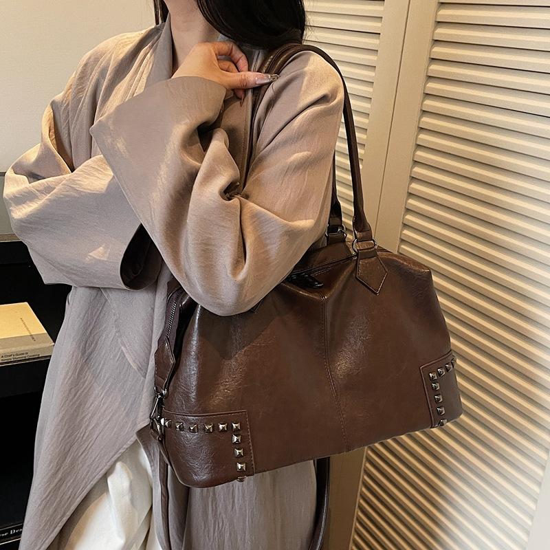 Large Capacity European and American Style Women's Bag 2026 New Fashion Shoulder Messenger Bag Rivet Portable Tote Bag