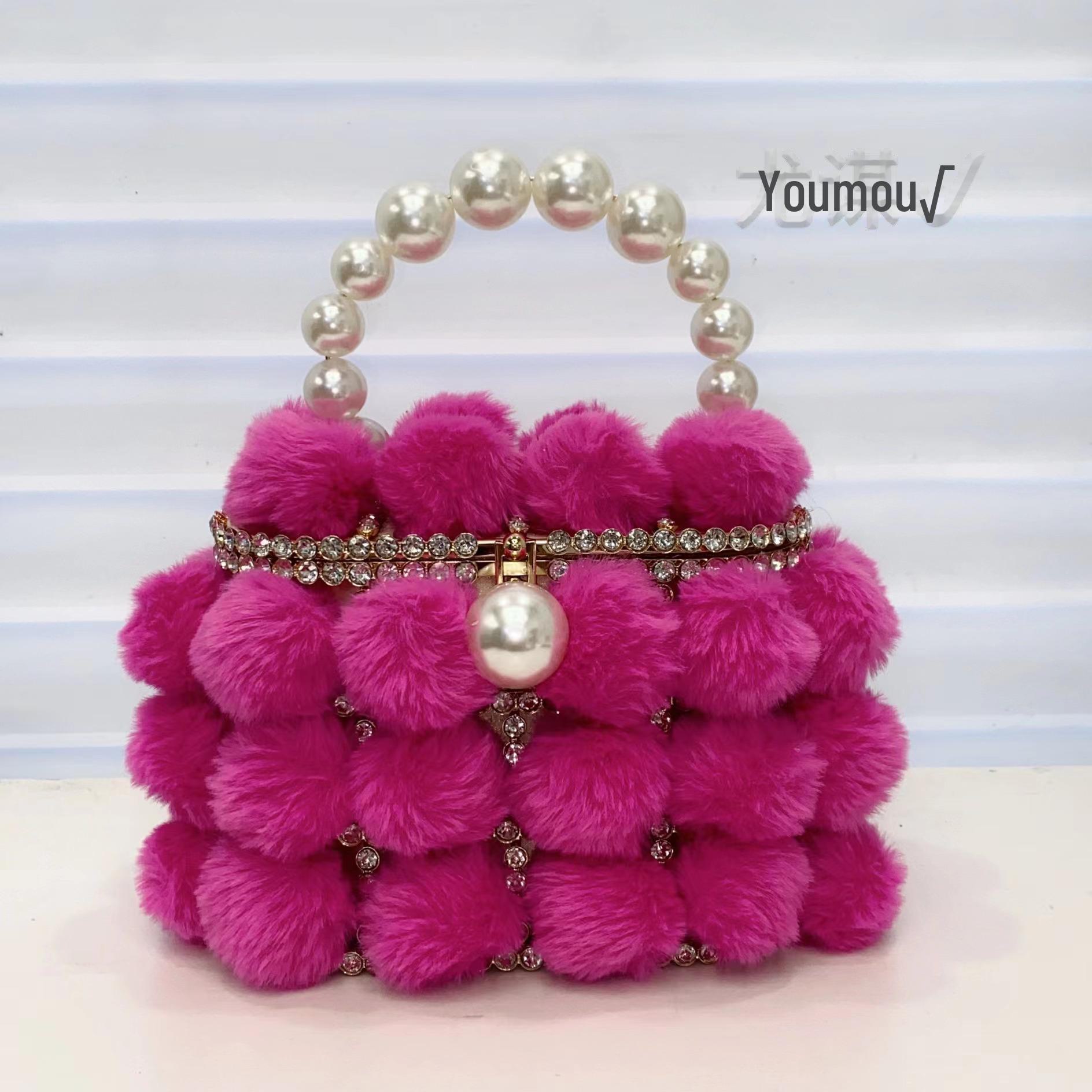 

Сумка-корзина из меха норки с перламутровым узором, стразами и плюшевой птичьей клеткой розы красного