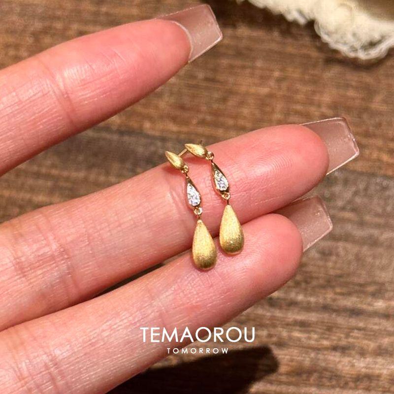 

Gold Water Drop Brushed Craft Earrings for Women 2025 New Arrival Fancy Accessible Luxury Eardrops Niche Design Ear Rings Pair of brushed gold drop earrings