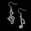 Orecchino a gancio pendente con ciondolo a forma di nota musicale tripla intarsiata con strass da donna