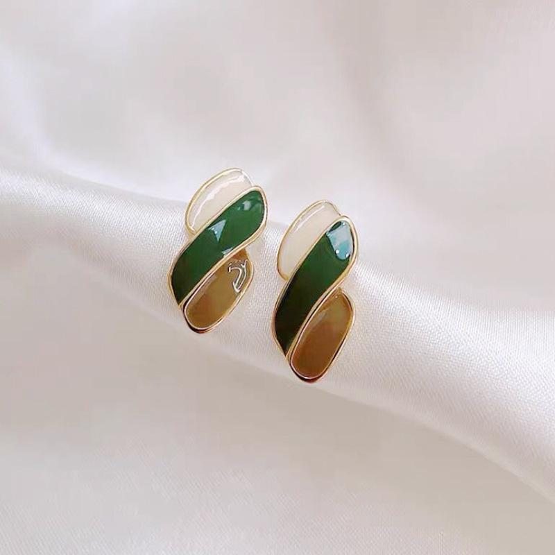 

Глазурованные серьги-гвоздики с контрастным геометрическим дизайном для лета