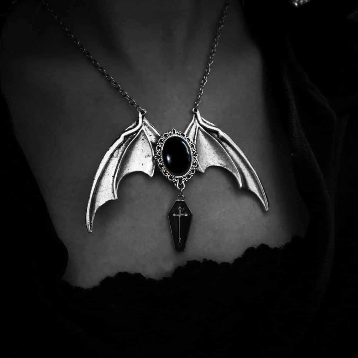 

Goth Sliver Color Bat Wings Oval Glass Crystal Red Drip-glaze Coffin Cross Pendant Necklace for Women Vampire Halloween Jewelry чорний