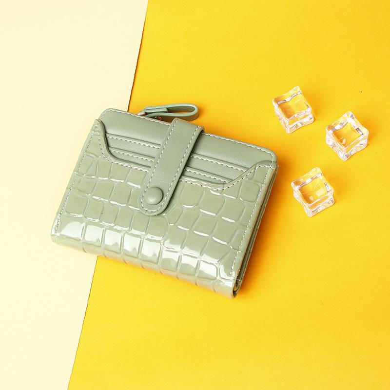 Retro Crocodile Pattern Ladies Short Wallet with Multi-Card Slots and Coin Purse.