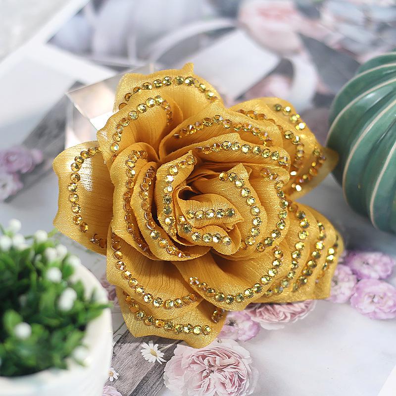 Set červených třpytivých květinových sponek do vlasů a náramku pro dívky na latinskoamerické tance