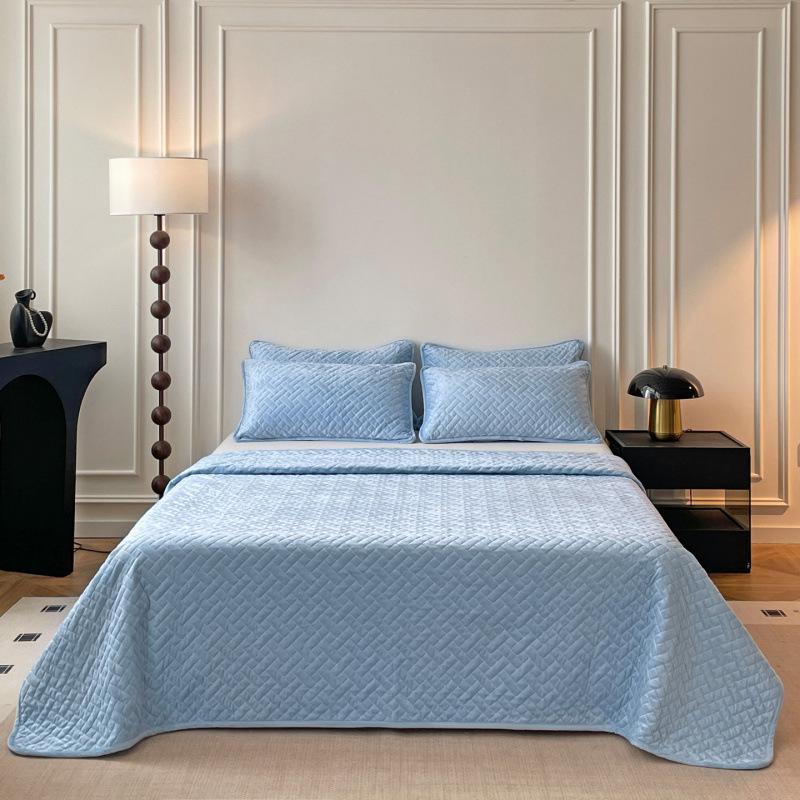 

Autumn and winter new high-gram crystal velvet thermal bed cover velvet bed cover single piece, no pillowcase only 2pcs pillowcase небо синє кольору