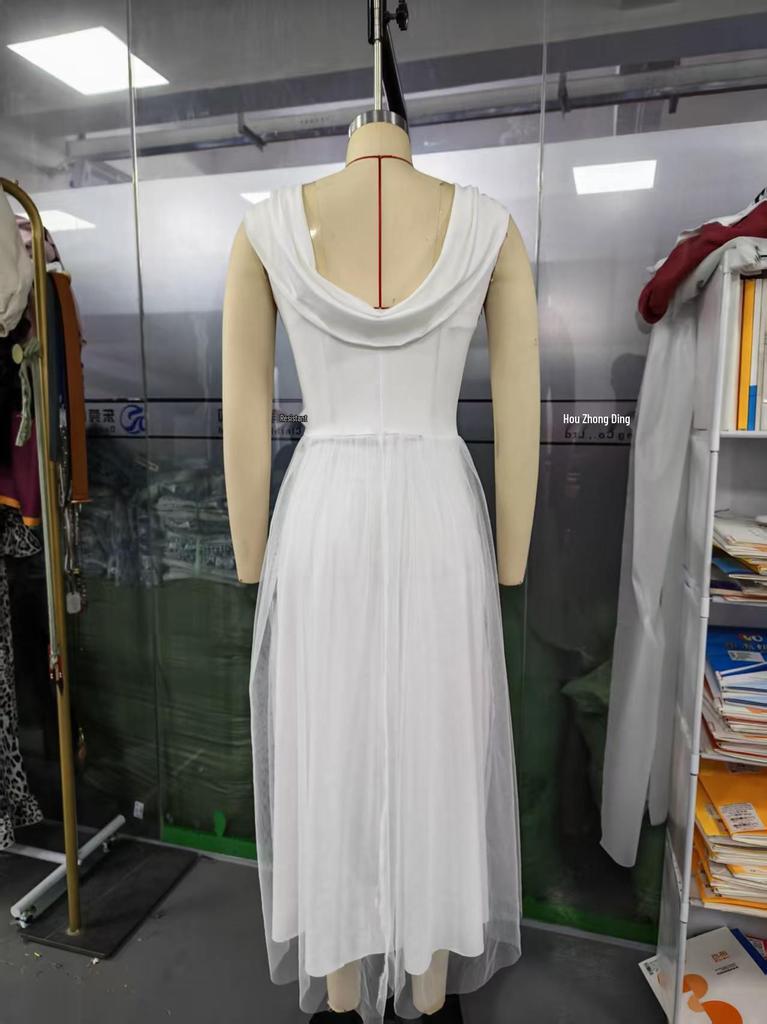 Elegantes Urlaubs-Partykleid mit geschwungenem Ausschnitt - Kollektion 2026