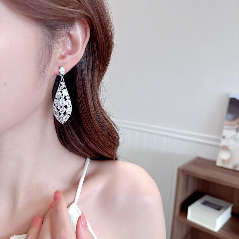 Women's Light Luxury Design Elegant Geometric Oval Long Water Droplet Earrings Fashionable And Versatile Niche Design Earrings