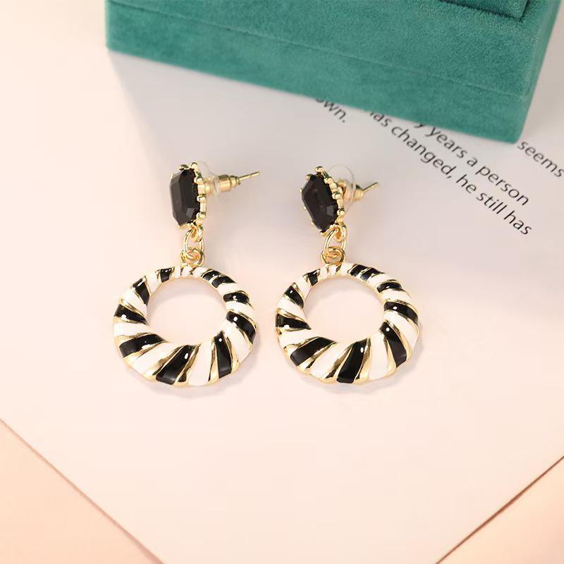Retro Zebra Rhinestone Geometric Stud Earrings – Black & White Fashion