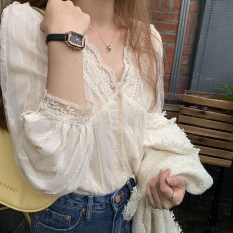 Elegante Blusa in Pizzo e Chiffon con Scollo a V - Collezione Primavera Donna 2022