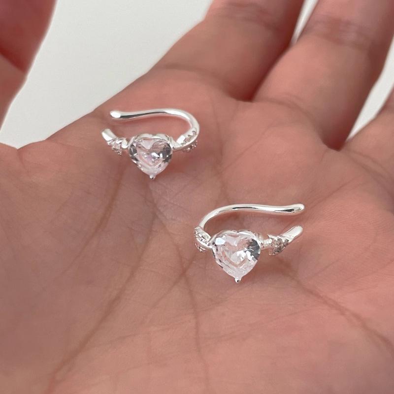 

Cupid s Arrow Non-Piercing Heart Ear Cuff - Artistic Women s Design Clip-On Earrings