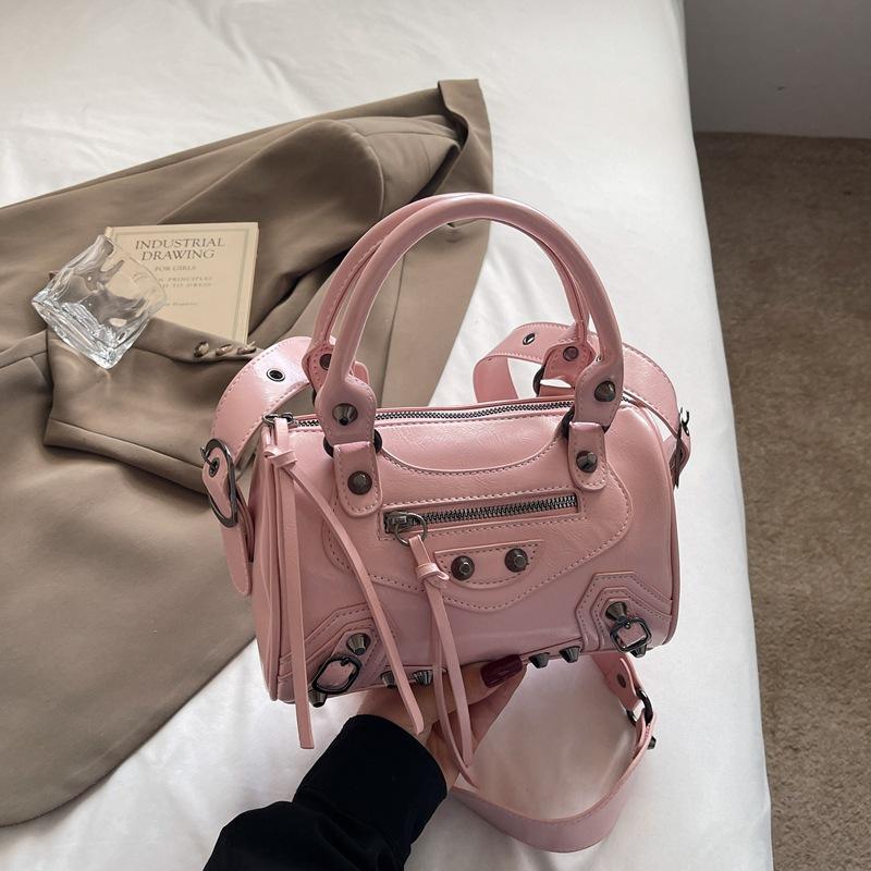 Nouveau sac locomotive à rivets de mode haut de gamme tendance portable épaule messager sac pour femmes