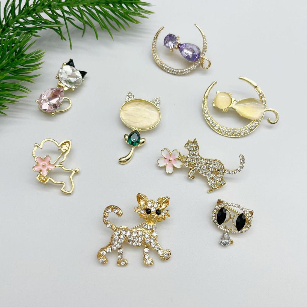 Cat's Eye Zircon Brooch: Small Cat-Shaped Clothing Pin for Anti-Exposure, Korean Dongdaemun Lapel Design.