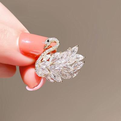 Luxurious Crystal Swan Brooch, Women's Summer Anti-glare Clasp, Exquisite Brooch, Creative Pin and Collar Pin