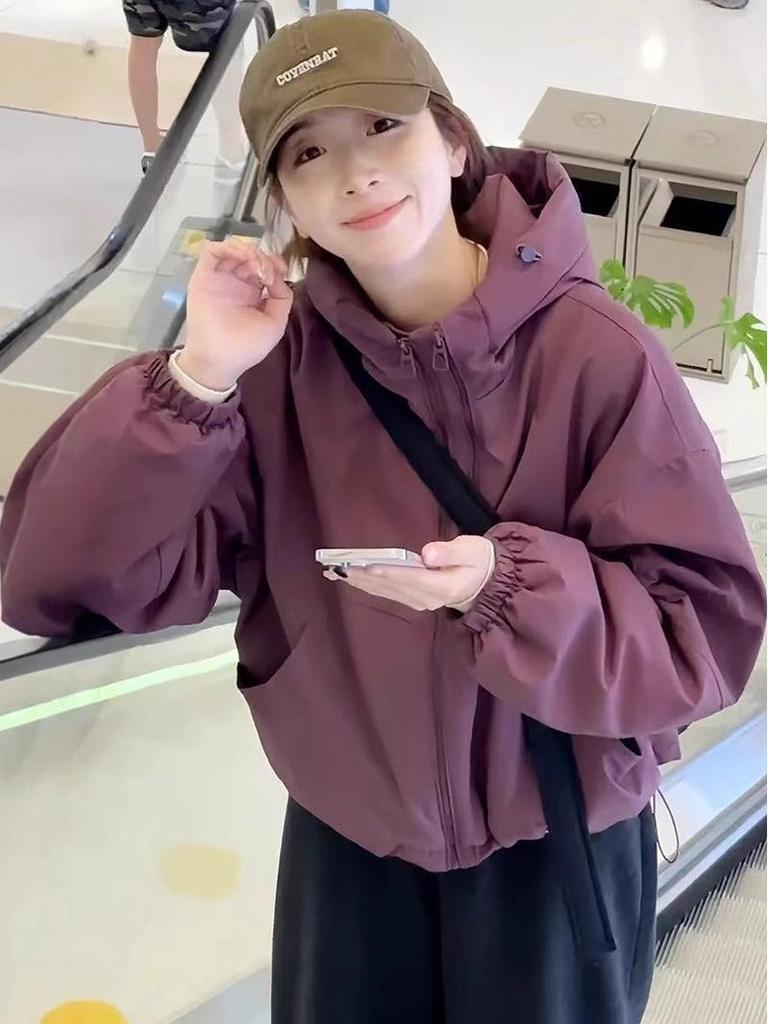 Dámská unikátní větrovka s kapucí - Stylový a volný střih pro jaro a podzim 2025.