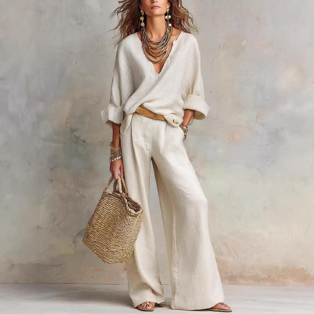 Completo da donna con scollo a V, maniche lunghe e pantaloni a gamba larga in beige