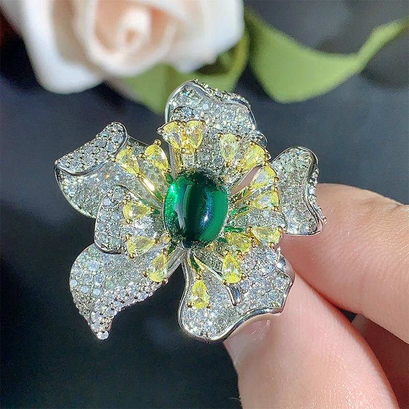 

Комплект ювелирных изделий Аксессуары Французские серьги-гвоздики Темпераментные кольца Изумрудные сокровища Ожерелье Премиум Циркон Цветок Женщины