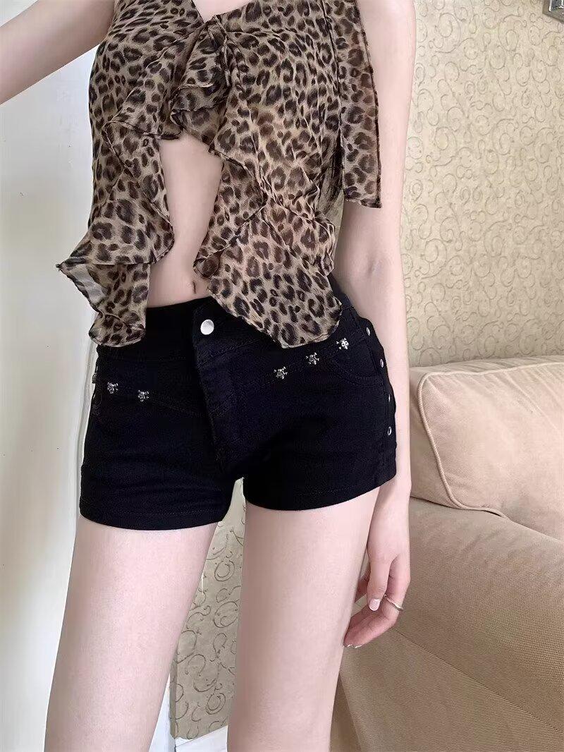 

Женские черные джинсовые шорты с низкой посадкой и суперкороткой длиной - Летняя коллекция 2025, Сексуальный облегающий крой и дизайн, подчеркивающий бедра S чёрный