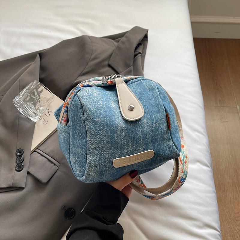 

Simple and fashionable shoulder bag, fashionable and large-capacity lightweight casual shell bag 2025 new trend messenger bag for women світло-синій колір