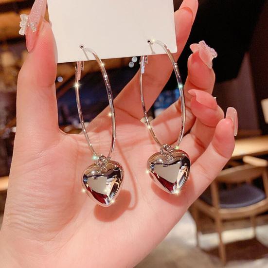 1 paio di orecchini a cerchio con ciondolo a forma di cuore rotondo, placcati in oro, aspetto esagerato, pendenti