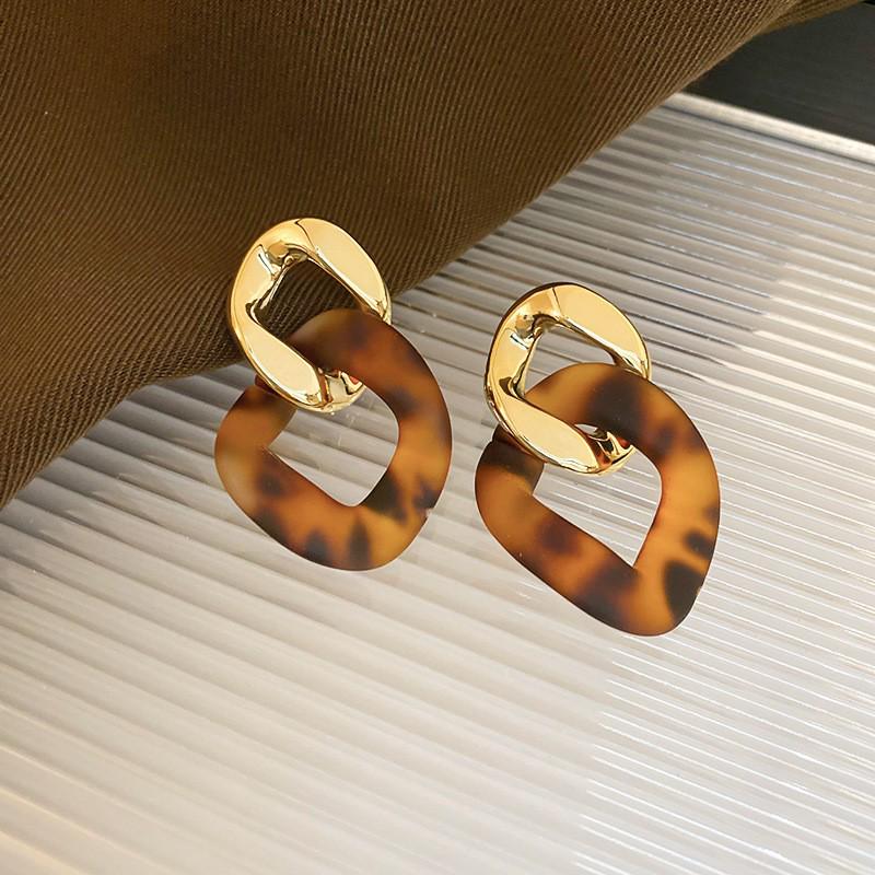 Silver Needle Geometric Stud Earrings: Retro, Light Luxury, Versatile Fashion, Elegant Accessories.