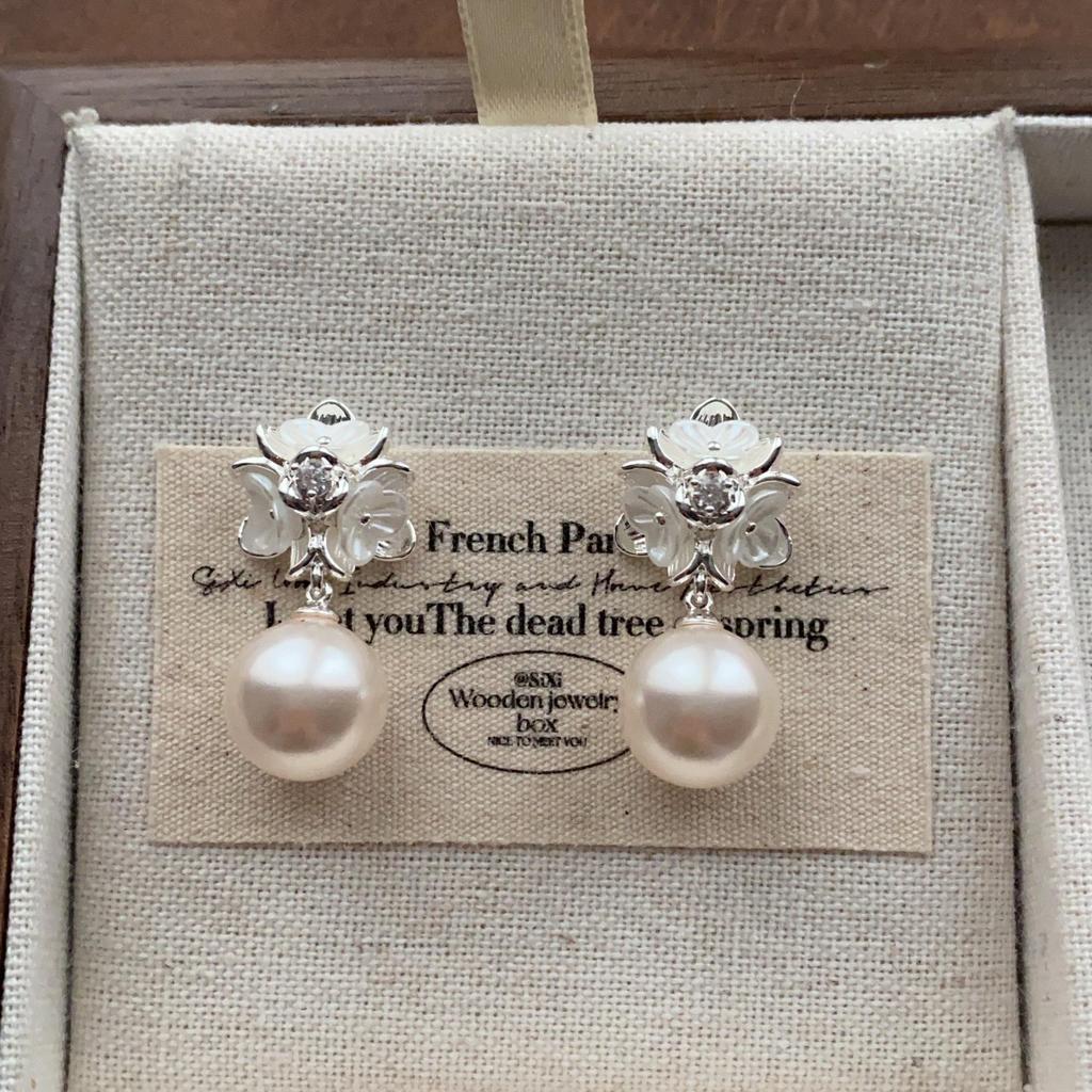 "Vintage Creamy Yellow Starfish Ear Clips: Elegant and Cute, Piercing-Free Sea Star Earrings"