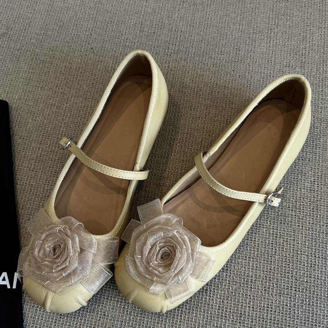

Cowhide version~ Sweet low-heeled flower age-reducing one-word strap single shoes 2025 new gentle wind with skirt ballet shoes 40 жёлтый