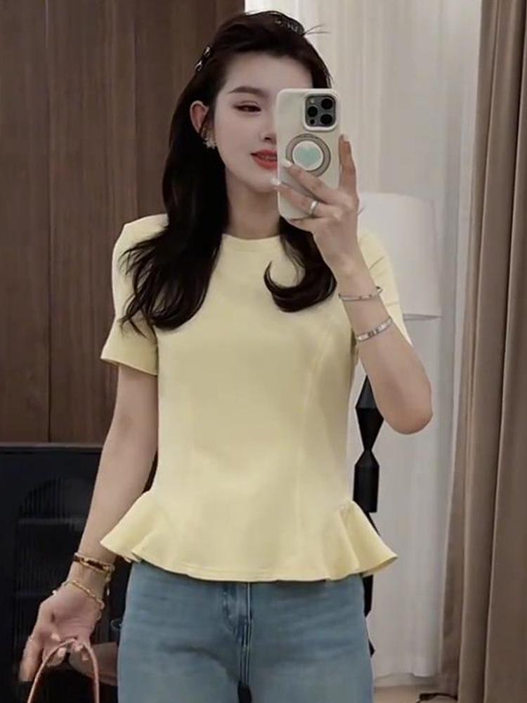 

Жіночий топ з нерівними рюшами та коротким рукавом - Літній дизайн 2025 року, Універсальний, приховує живіт, Сорочка з круглим вирізом, що омолоджує L світло-жовтого кольору